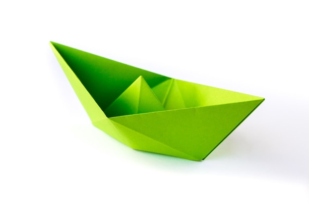 Origami bateau papier vert isolé sur fond blanc