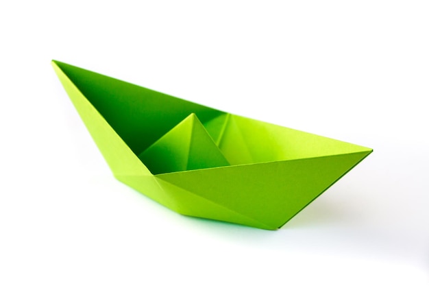 Origami bateau papier vert isolé sur fond blanc