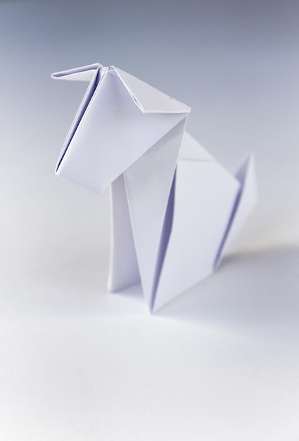 Origami chien papier isolé sur fond blanc