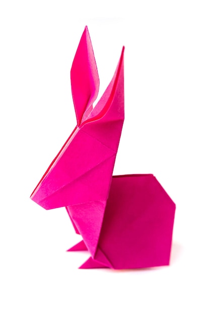 Origami lapin papier rose isolé sur fond blanc