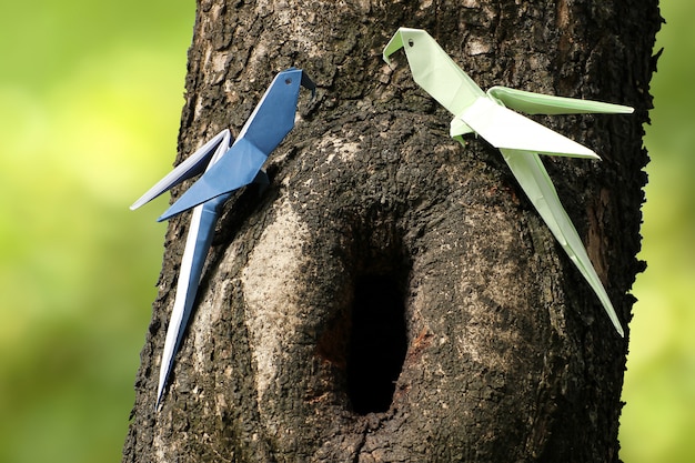 Origami oiseau sur la nature floue