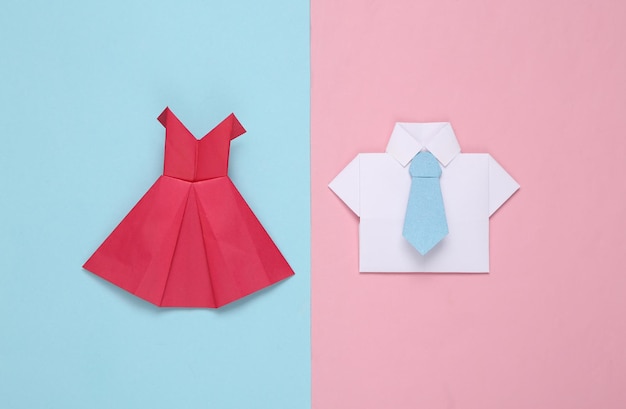 Origami papier fait main robe rouge et chemise avec cravate sur fond rose bleu