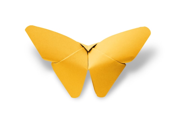 Origami papillon papier jaune isolé sur fond blanc