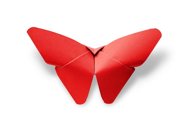 Origami papillon papier rouge isolé sur fond blanc