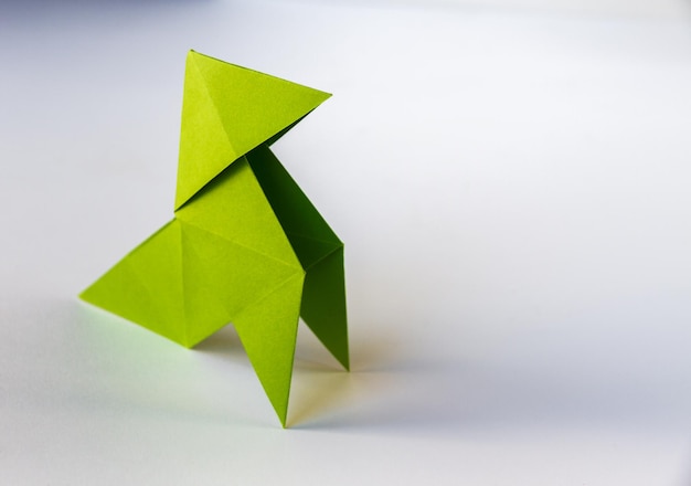 Origami poule papier vert isolé sur fond blanc