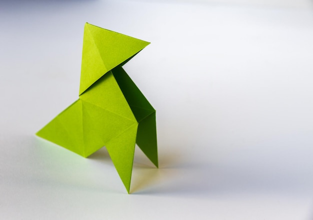 Origami Poule Papier Vert Isolé Sur Fond Blanc