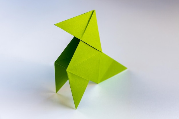 Origami poule papier vert isolé sur fond blanc