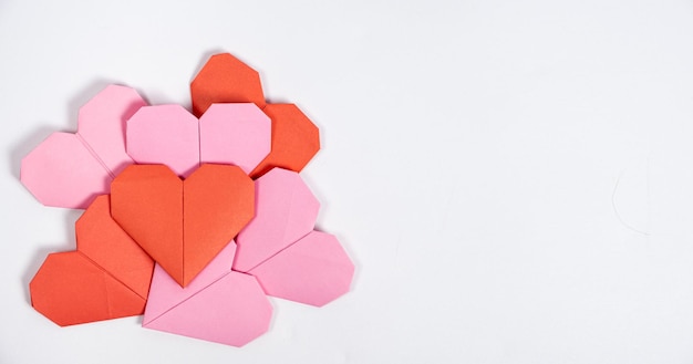 Origami pour les coeurs de la Saint-Valentin en papier sur fond blanc faites-le vous-même