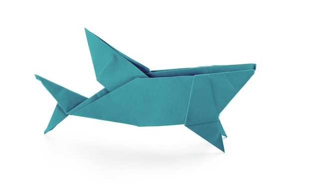 Origami requin papier bleu isolé sur fond blanc