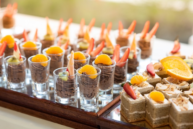 Orignal au chocolat avec fruits frais et gâteau au beurre dans un buffet en ligne