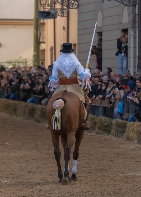 Photo oristano sardaigne 9 février 2024 su componidori dirigeants du cheval traditionnel de sartiglia