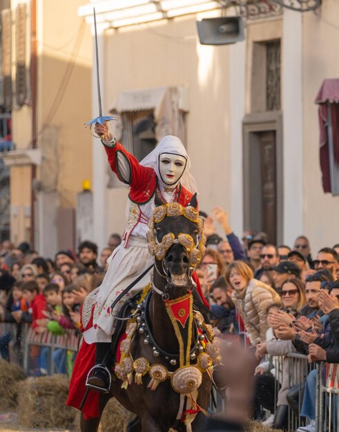 Photo oristano sardaigne italie 9 février 2024 coureurs de la course de sartiglia dirigés par su componidori