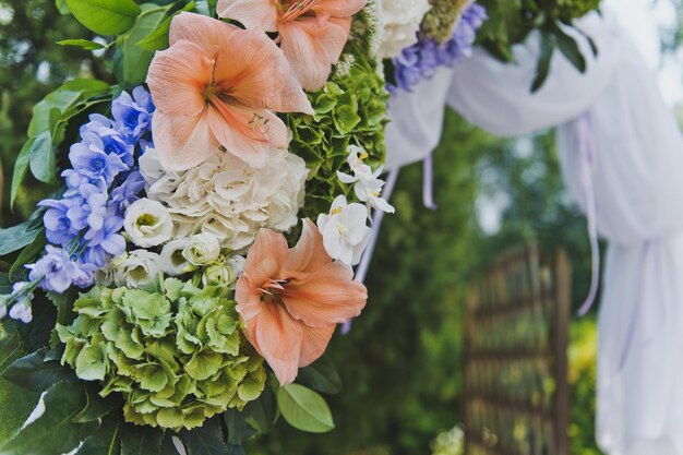 Orné de fleurs et d'arche en tissu entrée du jardin 5229