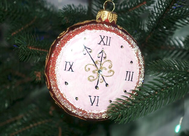 Photo ornement en forme d'horloge sur un arbre de noël