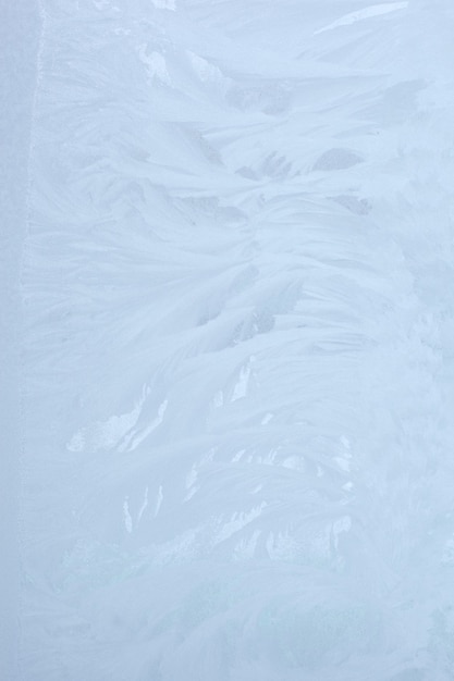 Ornement de glace d'hiver bleu sur le verre