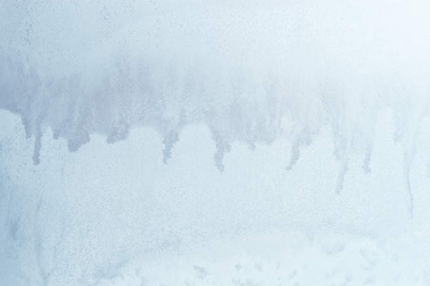 Ornement de glace d'hiver bleu sur le verre