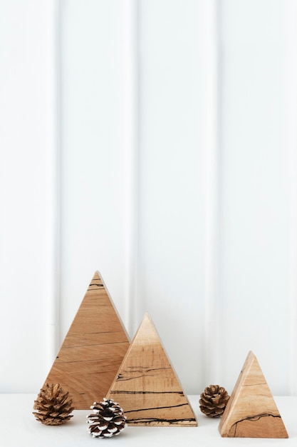 Ornement de Noël en bois triangulaire sur une table