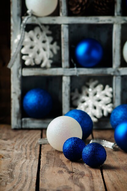 Ornement de Noël avec boules et flocon de neige