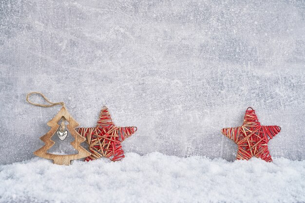 Ornement de Noël dans la neige sur fond gris. .