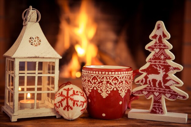 Ornement de Noël près de la cheminée. Concept de vacances d'hiver