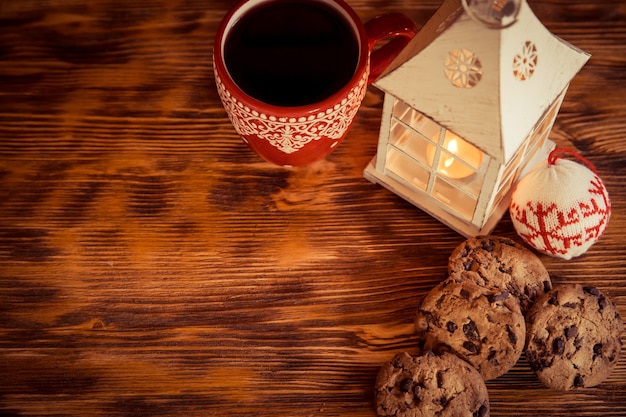 Ornement de Noël près de la cheminée. Concept de vacances d'hiver