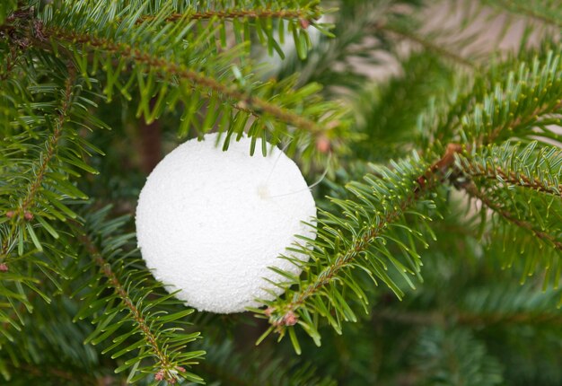 Ornement en plastique blanc sur l'arbre de Noël