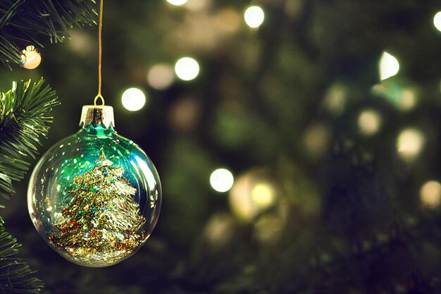 Photo un ornement de sapin de noël en verre soufflé vintage en forme de sapin de noël