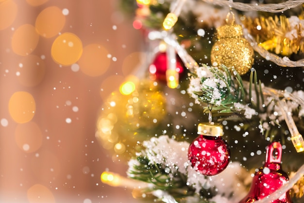 Ornements décoratifs brillants et scintillants sur l&#39;arbre de Noël