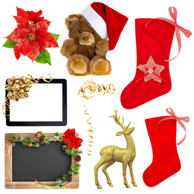 Ornements de décoration de Noël isolés sur fond blanc. Chapeau du père Noël, bas rouge, coffret cadeau, cerf, tablette avec noeud de ruban doré, tableau noir avec branches d'arbres de Noël