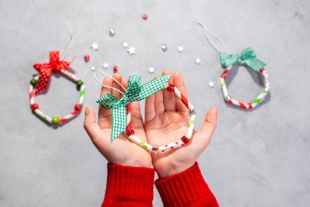 Ornements de guirlande de Noël de l'étape de paille de papier