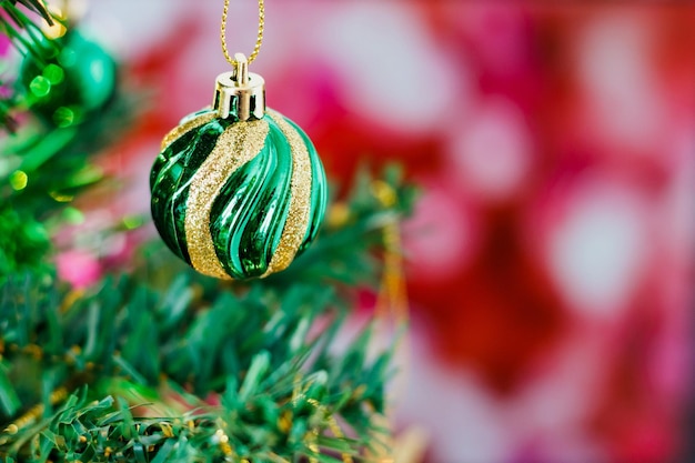 Ornements de Noël sur l&#39;arbre