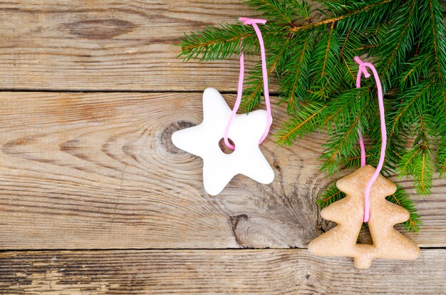 Ornements de Noël branches d'épinette sur une surface en bois