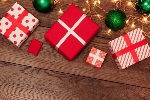 Ornements de Noël et des cadeaux sur une table en bois. Vacances noël. fond Vue d'en-haut.