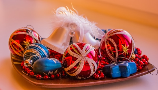 Ornements de Noël colorés. Boules de noel.