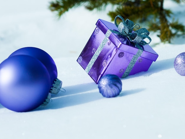 Ornements de Noël dans la neige vierge.