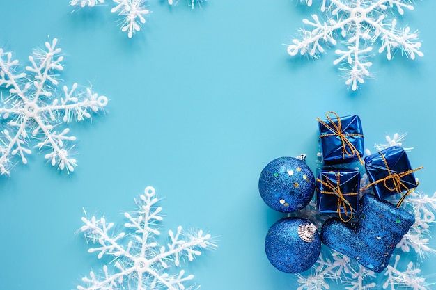 Ornements de Noël sur fond bleu pour le jour de Noël et le concept de vacances