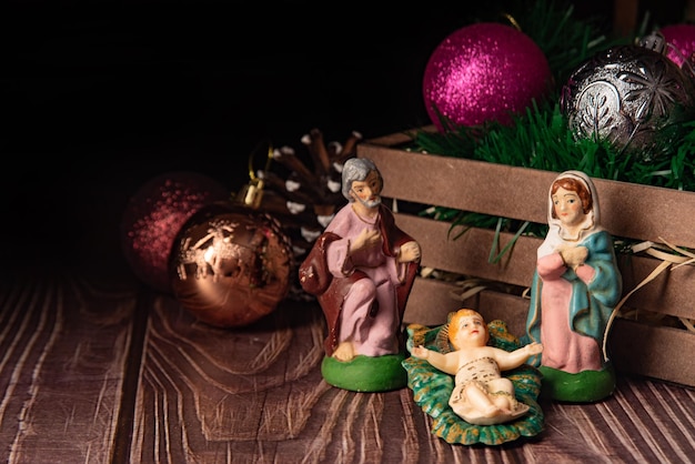 Ornements de Noël prenant des ornements de Noël hors de la poitrine avec une ancienne scène de la nativité mise au point sélective photo discrète