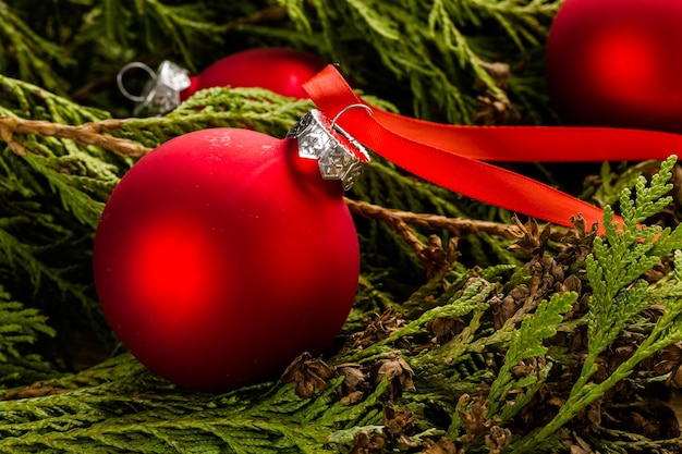 Ornements de Noël rouges sur table en bois teinté.