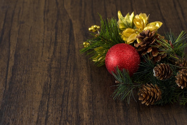 Ornements de Noël sur table en bois avec espace de copie fond de Noël