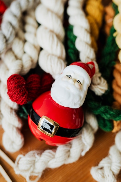 Ornements de Noël sur une table en bois