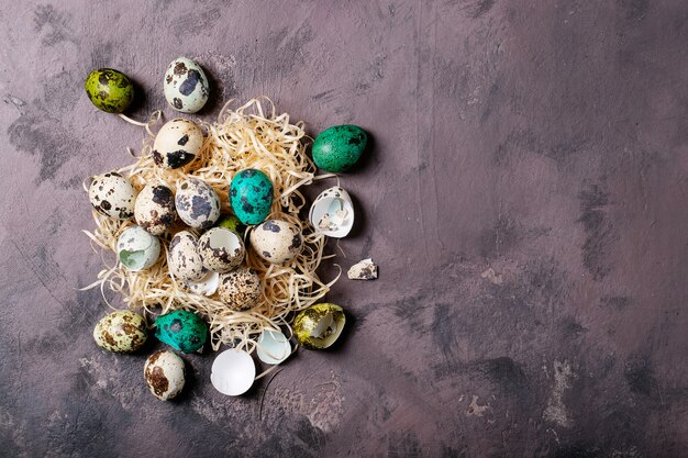 Ornements d'oeufs de Pâques sur une table