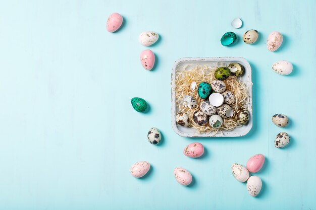 Ornements d'oeufs de Pâques sur une table