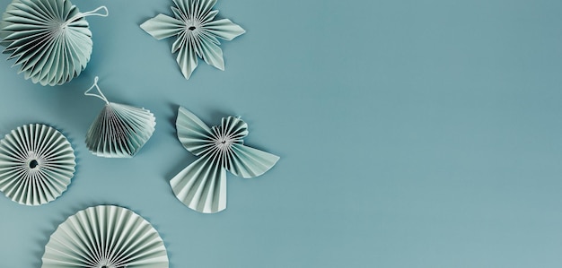 Photo ornements scandinaves en nid d'abeille en papier de noël. décoration de noël moderne, minimaliste et sans plastique. mise à plat, vue de dessus