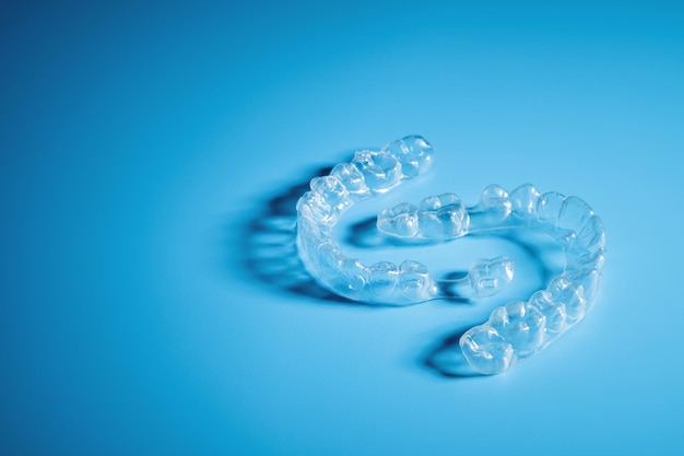 Orthodontie dentaire plastique sur fond coloré pas de gens