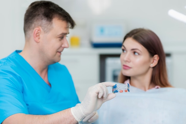 L'orthodontiste expliquera au patient comment la plaque aligne les dents