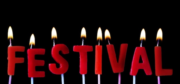 L'orthographe du festival dans des bougies d'anniversaire rouges sur fond noir