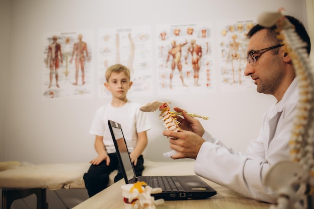 Orthopédiste professionnel examinant le bras de petits patients en clinique