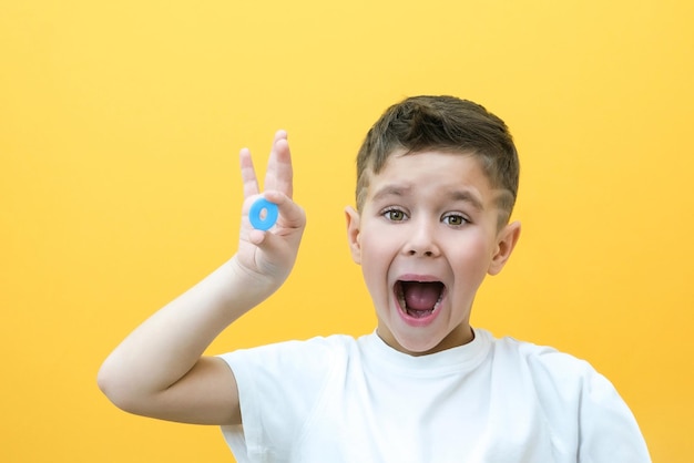 Orthophonie Toddler boy dit la lettre O Cours avec un garçon orthophoniste sur fond jaune isolé