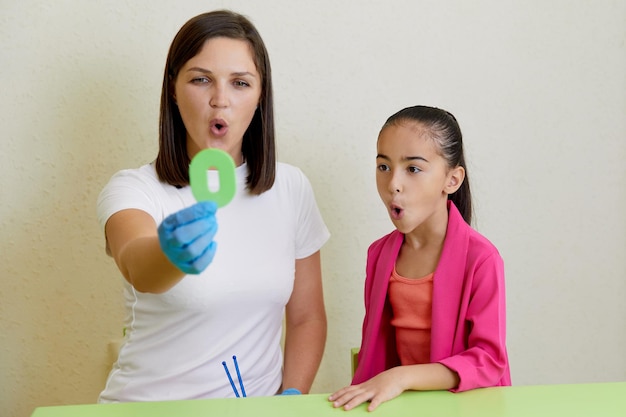 Orthophoniste travaillant avec la prononciation de la formation des filles