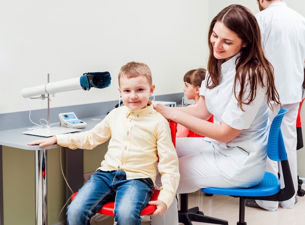 Orthoptique. Pléoptique. Le Médecin Explique Comment Utiliser Un équipement Ophtalmique.